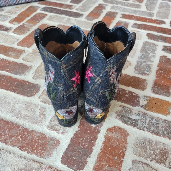 Indigo Rd. Embroidered Flannel Boots size 6 - Picture 3 of 3